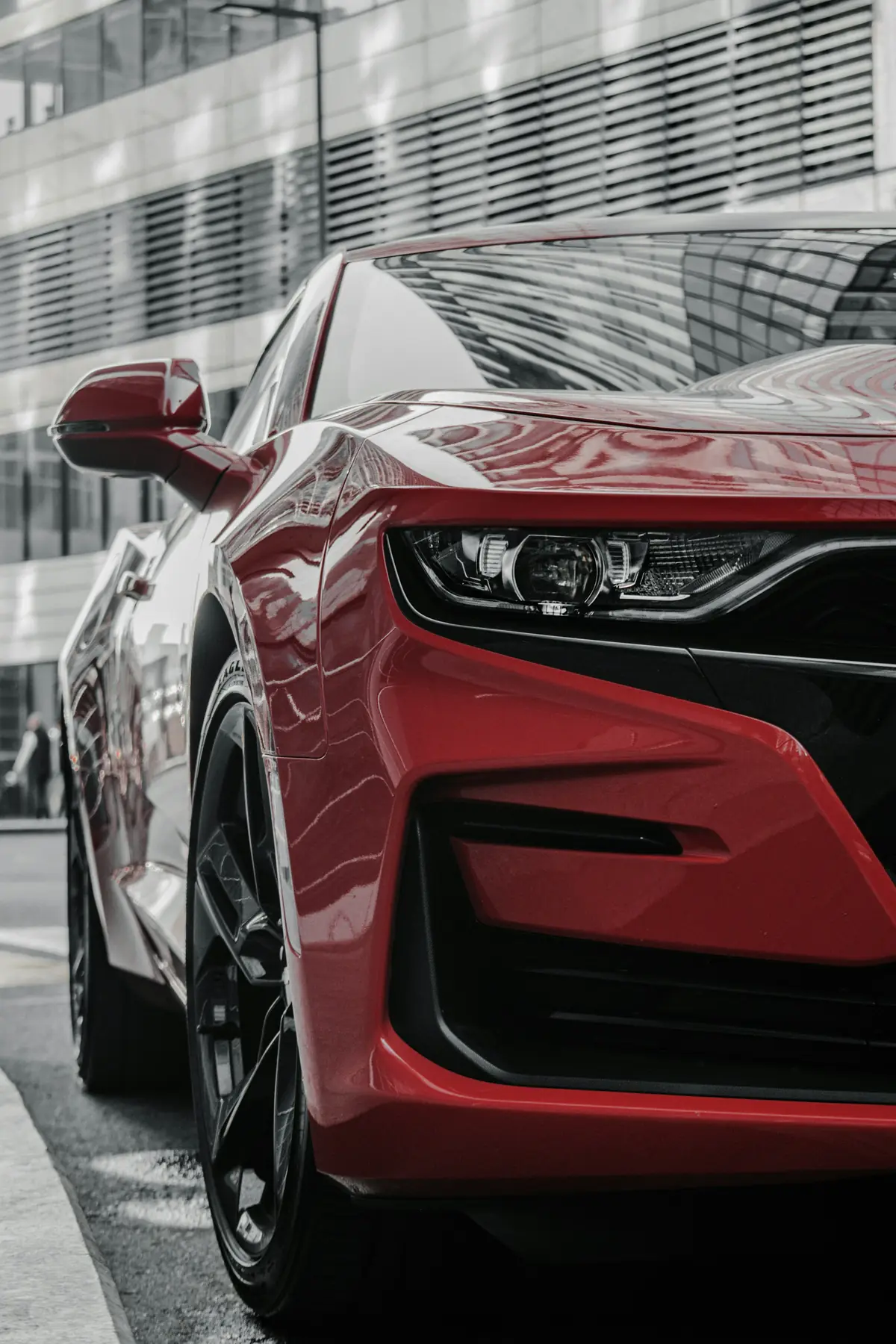 Crveni sportski automobil sjajnog laka, pogled sprijeda